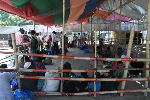 バングラの川岸に漂着した難民はまずここに収容される。＝18日、サブロング収容所　撮影：筆者＝