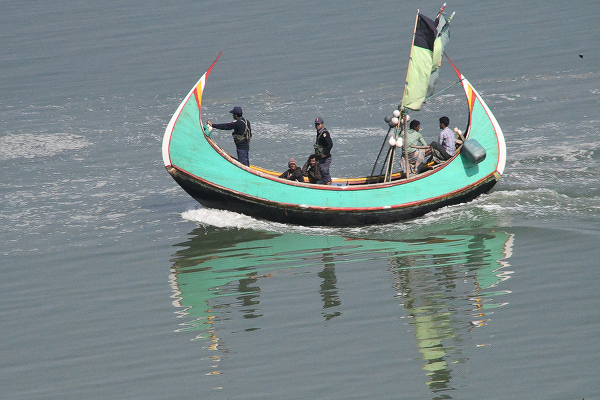 難民が渡ってくるナップ川を警備するバングラ警察。＝18日、テクナップ郡　撮影：筆者＝