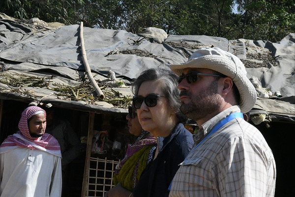 もう一人のリーダーが襲撃されたキャンプを歩く国連人権特別報告者ヤンヒ・リー氏。＝21日、ロヒンギャ難民キャンプ　撮影：筆者＝