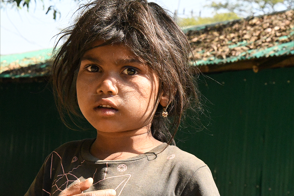 ミャンマーでよほど恐ろしい目に遭ったのだろうか。女の子は暗い目をしていた。＝19日、ロヒンギャ難民キャンプ　撮影：筆者＝