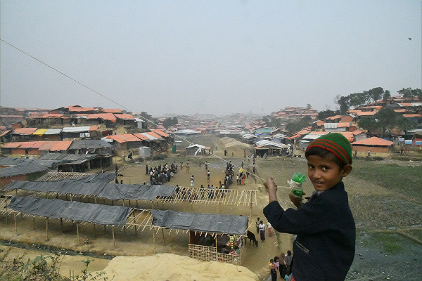 山の向こうまでロヒンギャ難民のテントが続く。たこ揚げに興じる少年の目は暗かった。＝15日、ミャンマー国境　撮影：筆者＝