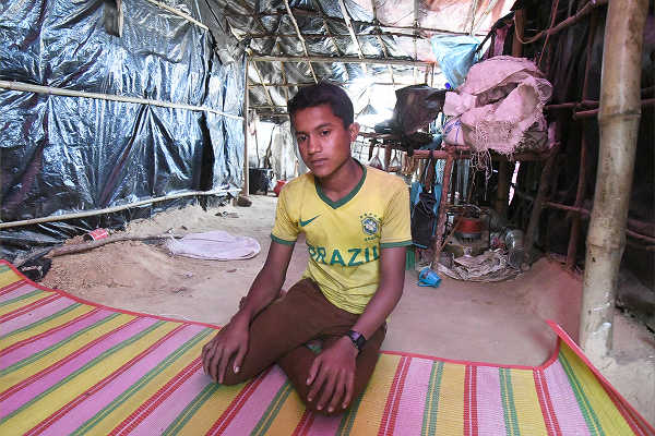 家族で住めば重なり合うようにして寝なければならないほど狭い難民キャンプだが、アブド君一人で住むとだだっ広くて寂しい。＝27日、ミャンマー国境　撮影：筆者＝