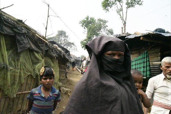ロヒンギャ難民のほとんどはイスラム教徒。人口の9割を仏教徒が占めるミャンマーで迫害されてきた。＝15日、ミャンマー国境　撮影：筆者＝