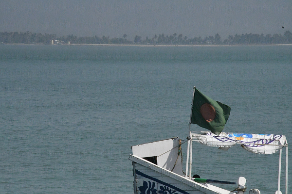 ナフ川の対岸はミャンマーだ。家屋がはっきりと見えた。手前はバングラの漁船。＝22日、シャープリル・ドウィップ島　撮影：筆者＝