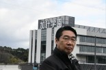 獣医学部校舎前に立つ前川喜平氏。文部行政官のトップとして、開学を許してしまったことに、忸怩たるものがあったのだろう。レンズ越しに見る表情は厳しかった。＝3日、今治市いこいの丘　撮影：筆者＝