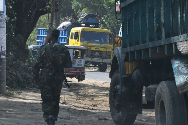 難民キャンプはバングラ軍が管理する。早期送還がなくなると警備を数段と強化した。＝ミャンマー国境　撮影：筆者＝