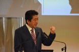 拳を振り上げて改憲の必要性を力説する安倍首相。＝25日、都内　撮影：筆者＝