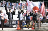 「フレ〜フレ〜安倍首相」。官邸前は大人の塚本幼稚園と化していた。＝29日、永田町　撮影：筆者＝