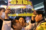 昨秋の総選挙で、男性は安倍首相の演説会場で警察官から両脇を抱えられ、駅まで連れて行かれた。＝昨年10月、秋葉原　撮影：筆者＝