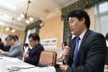 イラク日報問題で防衛省を厳しく問い質す小西議員（手前）。安倍政権による集団的自衛権行使の違憲性を追及する急先鋒である。＝3日、野党合同ヒアリング　衆院第16控室　撮影：筆者＝