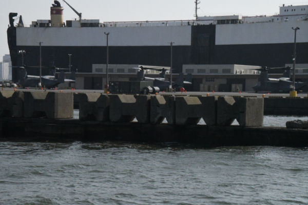 オスプレイ4機が陸揚げされた米軍ノースドック。＝4日、横浜港　撮影：取材班＝
