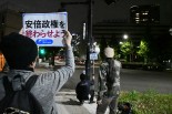 自民党本部に向かって「安倍訪米反対」の声をあげる市民たち。＝16日夜、永田町　撮影：筆者＝