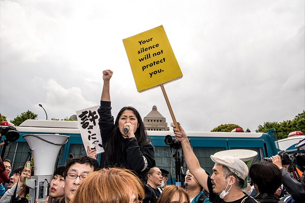 「前へ！前へ！」安保法制反対デモで活躍したSEALDsのメンバーが叫んだ。＝14日午後3時37分頃、国会議事堂前　撮影：島崎ろでぃ＝