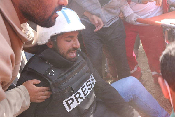 ジャーナリストの死者はこれまでに2人。プレスジャケット着用でも狙撃される。＝27日、ガザ市内 写真：「メディア24」提供＝