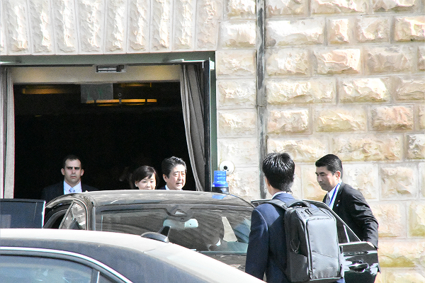 宿泊先のホテルから出てきた安倍首相と昭恵夫人。イスラエルの警備当局者からはOKを取っているのに、日本政府の内閣広報室から排除され、やむなく遠くからの撮影となった。＝2日、エルサレム市内　撮影：田中龍作＝