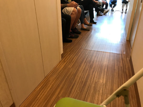 待合室の椅子はいっぱい。座れない人はエントランスに立ちっぱなしだった。＝1日、都内クリニック。撮影：筆者＝
