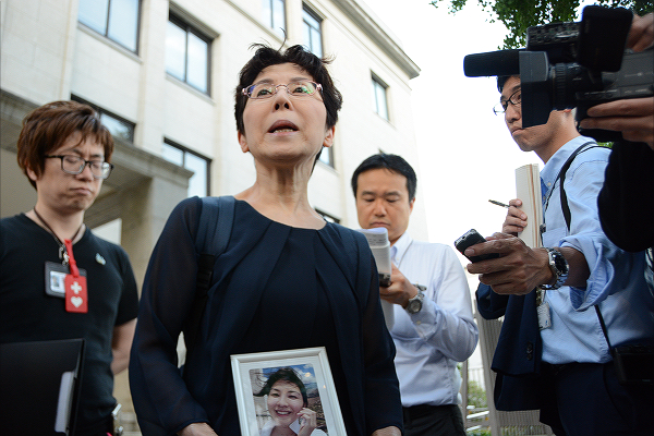 強行採決の後、記者団の取材を受ける佐戸恵美子さん。「最後まで戦う。あきらめない。未和が背中を押してくれている」。＝25日、衆議院玄関　撮影：筆者＝