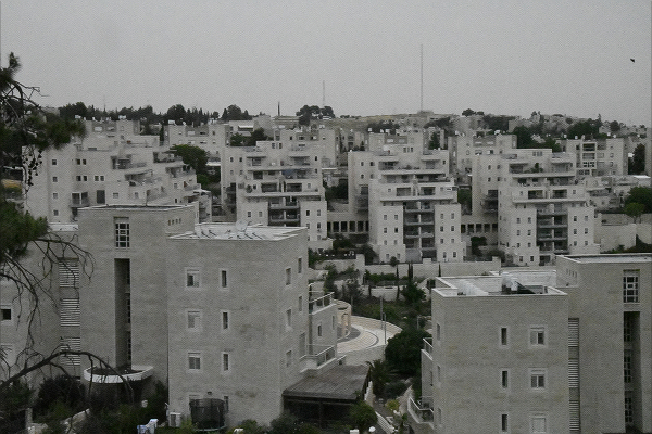 「ここはイスラエルの土地だ」。新米国大使館の周囲は、既成事実作りの定番であるユダヤ人入植地だ。第3次中東戦争（1967年）前はヨルダン領だったのだが。＝6日、エルサレム市郊外　撮影：田中龍作＝