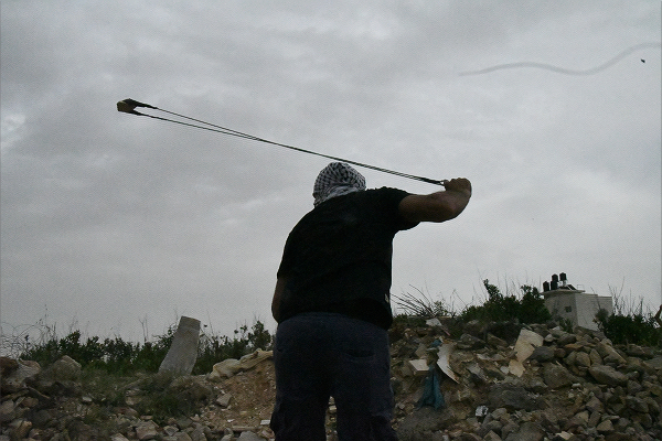 投石するパレスチナの若者。イスラエル軍の至近距離まで近づく。命知らずだ。＝4日、ラマッラ　撮影：田中龍作＝