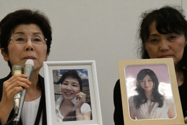 娘を過労死で亡くした佐戸恵美子さん（左）と高橋幸美さん。「母親の思いが届かず残念無念でなりません」。佐戸さんは声を詰まらせた。＝29日、参院会館　撮影：村上理央＝