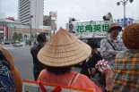 花角候補の街宣車に向かって「再稼働するのか？させないのか？はっきりしろ」と迫る市民。＝9日夕、新潟駅前　撮影：村上理央＝