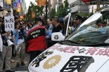 右翼は歩道上の市民に つかみかかろう としたが、警察に制止された。 ＝3日午後６時01分、西新宿　撮影：田中龍作＝