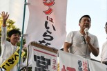 「（安倍政権は）人の心を失った政治」「カジノを呼べば外国人観光客が増える、はウソ」。山本議員は国会と同じテンションで怒りを叩きつけた。＝22日、JR和歌山駅前　撮影：筆者＝