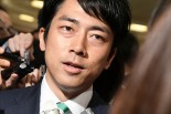 進次郎の話は、じっくりと全部に耳を傾けると内容がない。他の政治家より面白いからマスコミが取りあげるだけだ。＝3月、自民党大会　撮影：筆者＝　