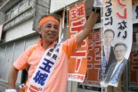 昨秋の総選挙。玉城氏は元気だった頃の翁長知事との2連写真をノボリに立てて戦った。後継者と呼ぶにふさわしい光景だった。＝2017年10月、沖縄（旧コザ）市　撮影：田中龍作＝