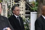 翁長知事の告別式に参列した玉城デニー衆院議員。この頃からすでに「デニーさん、知事選に出てほしい」という声が有権者の間からあがっていた。＝13日、那覇市大典寺　撮影：筆者＝