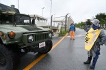 辺野古新基地を抱える米軍キャンプシュワブのゲート前はいつにも増して緊迫した。＝16日朝、名護市　撮影：筆者＝