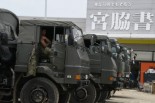 出番を待つ陸上自衛隊車両。＝7月11日、倉敷市真備町　撮影：田中龍作＝