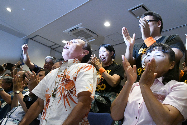 NHKの当選確実が出た瞬間。支持者たちから割れるような拍手が起きた。＝30日午後9時30分頃、那覇市内　撮影：田中龍作＝　