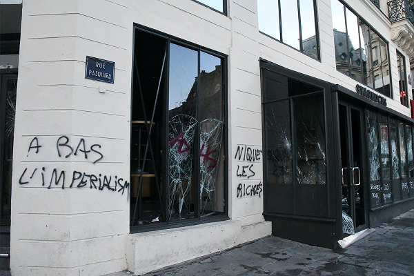 スタバの壁には「打倒、帝国主義」（手前）、「金持ちはオカマを掘らせろ」。＝9日、パリ市内　撮影：田中龍作＝