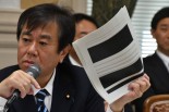 原口一博議員は黒塗りの書類をかざしながら「アベノミクス偽装」の核心に迫った。＝29日、衆院16控室　撮影：田中龍作＝