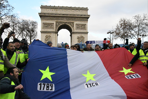 フランス革命（1789年）、5月革命(1968年）、そして今回・黄色いベスト革命（2018年）。＝12月、パリ凱旋門前　撮影：田中龍作＝