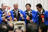 鏡割りでニヤける（右から）玉木国民民主党代表、枝野立憲民主党代表。左端は神津連合会長。浮世離れした彼らに国民の支持が集まるはずもない。＝7日、都内　撮影：田中龍作＝