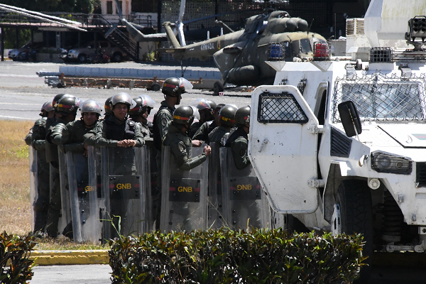 空軍基地の警戒にあたる一個小隊。軍はマドゥロ大統領の力の源泉でもある。＝23日、カラカス市内　撮影：田中龍作＝