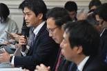 官僚出身の小川淳也議員（奥）は役所と政治の関係をよく知る。4日の衆院予算委員会では徹底的に閣僚たちをやりこめた。「裁判劇」顔負けの迫力だった。＝1月31日、衆院16控室　撮影：田中龍作＝