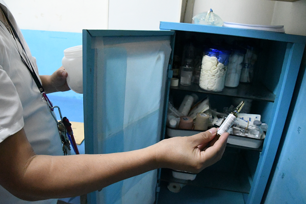 小さな薬棚にわずかな薬しかなかった。ほぼ全てが使用期限切れだ。＝20日、カラカス市内　撮影：田中龍作＝