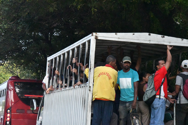 公共輸送機関が少ないためトラックの荷台に乗る人々も。18日、カラカス市内　撮影：田中龍作＝