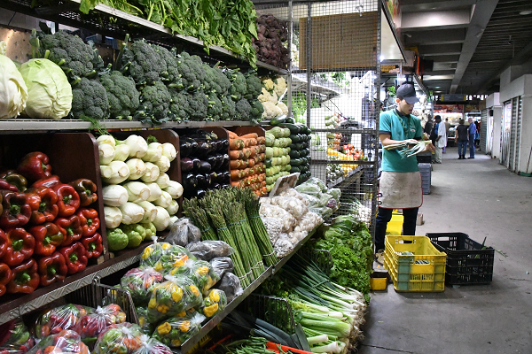 新鮮な野菜が所狭しと並ぶ。庶民には高くて手が出ない。＝22日、カラカス市内の市営マーケット　撮影：田中龍作＝