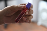 HIV検査にかけられる血液。政府が検査を普及させなかったことが感染者を増やした。＝２７日、カラカス市内Accion SoLidariaで　撮影：田中龍作＝