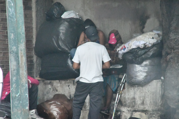 ゴミ袋と共に暮らす人々もいる。＝20日、カラカス市内　撮影：田中龍作＝
