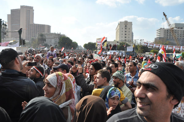 広大なタハリール広場は人々で埋め尽くされた。座り込みは独裁政権が倒れるまで続いた。＝2011年、カイロ　撮影：田中龍作＝