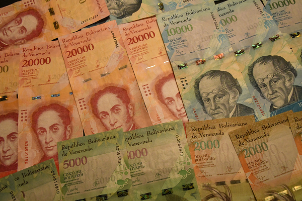 マドゥロ政権が増刷した高額紙幣はハイパーインフレで紙屑と化した。