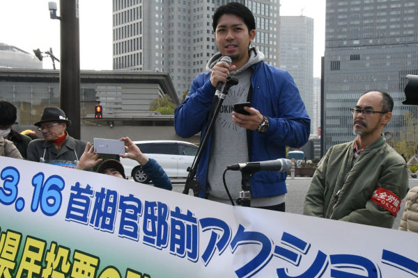 元山仁士郎さんは県民投票の立役者の一人だ。晴れがましさと悔しさが ないまぜ になった表情が印象的だった。＝16日、官邸前　撮影：筆者＝