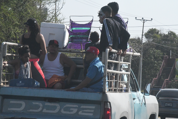 かつて南米一の繁栄を誇ったベネズエラだが、トラックの荷台に下着姿のオッサンが乗るのは、途上国でよく見かける光景だ。＝3日、カラカス郊外　撮影：田中龍作＝