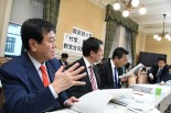 原口一博議員は九州出身だけに北九州‐下関間の道路事情に詳しい。予想交通量について国交省を追及した。＝8日、衆院16控室　撮影：田中龍作＝