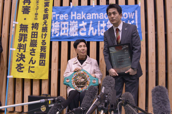 袴田巌さんは無実の罪で45年間も獄舎に閉じ込められていた。「新聞からは『（袴田さんが）犯人で間違いない』と書かれた」。姉のひで子さん（写真）は当時をつらそうに振り返った。＝2014年、都内　撮影：取材班＝